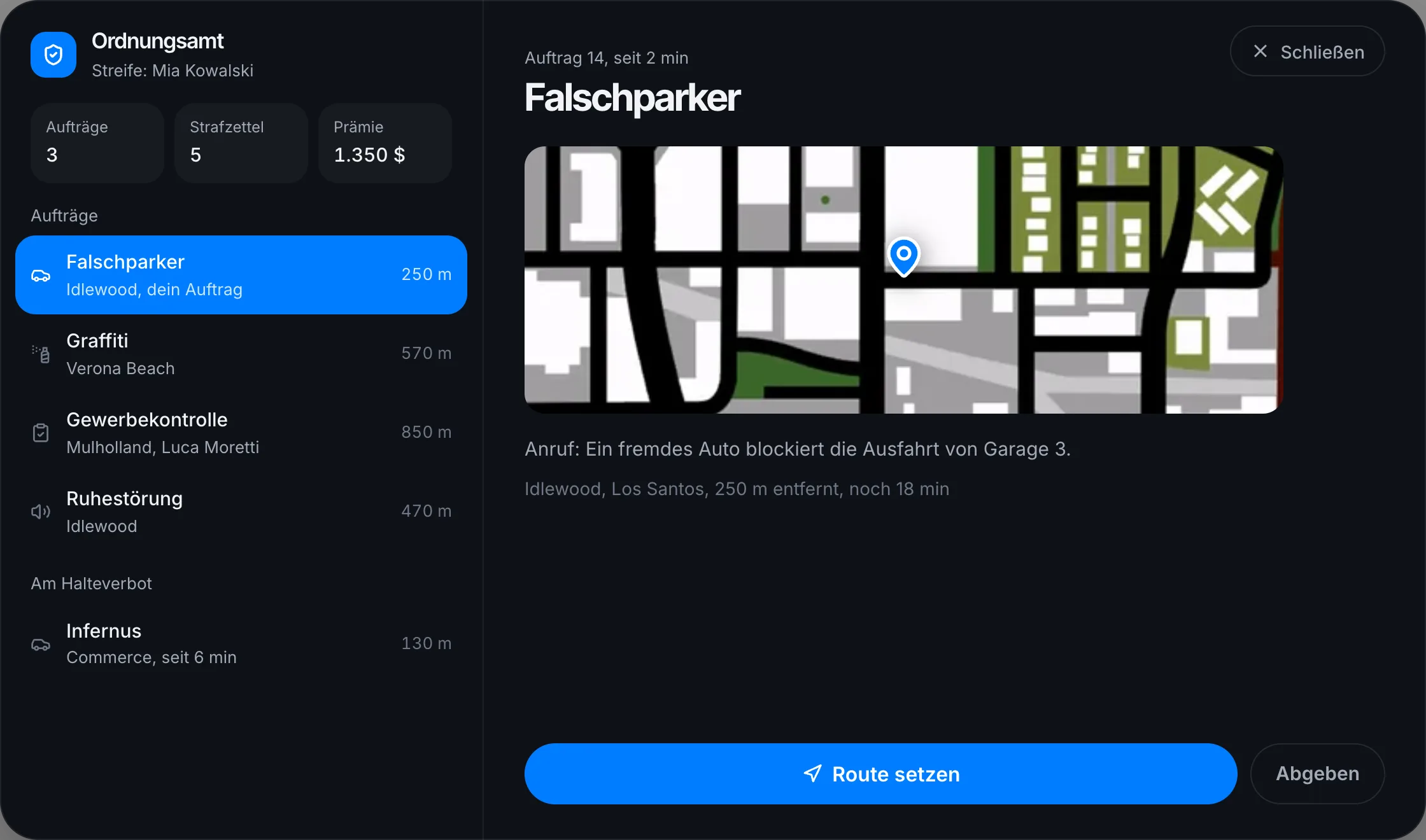 Tablet mit Aufträgen und einem Auto am Halteverbot